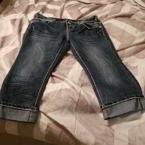 Almost famous capri jeans